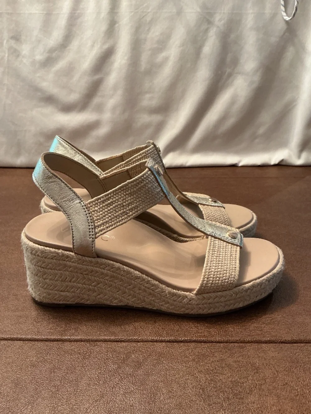 NWOB Pair of Vionic Comfort Sandals Espadrille in Metallic GOLD and Sand Sz 6.5